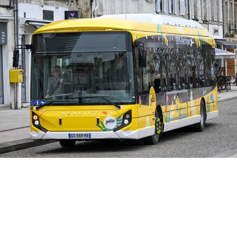Bus Yélo dans les rues de La Rochelle